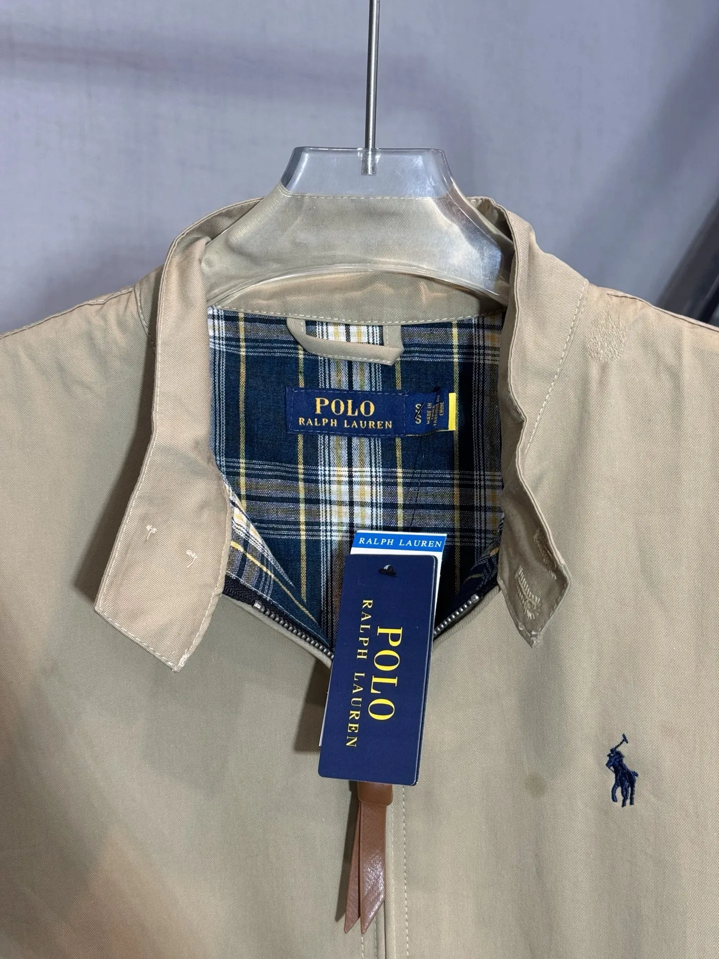 P320 Style number: HE304 Ralph Lauren - Ralph Lauren old money style small label classic mesh jacket. The fabric is made of pure cotton workwear fabrics. The upper body is three-dimensional and stylish. It is a versatile style in autumn. There is a Ralph Lauren small logo embroidered on the chest. Customized original letter hardware zipper. The inside is renamed old money style sub-fabric. It is made from the original version and comes with three labels. You can buy it with confidence. Color: Navy/Khaki Size: S M L XL